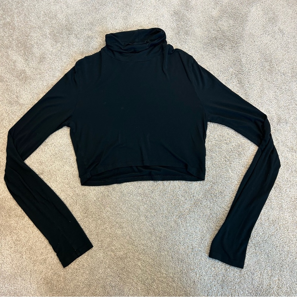 Aritzia Talula black long sleeve high turtleneck slightly cropped top stretch L